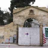 ...ma ad accoglierci � un grande blocco di cemento che impedisce l�accesso. La villa � infatti soggetta a lavori che vanno avanti da anni, ma che non hanno comunque impedito lo svolgersi delle normali attivit� didattiche che interessano ben duemila studenti